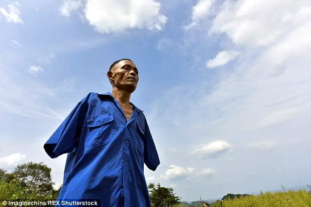 Loving Son With No Arms Spoon-Feeds His Paralyzed Mother Using His Teeth