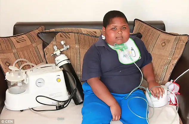 Ce garçon de 11 ans dépend exagérément de la nourriture... Affamé, il mange même les papiers toilettes (photos)