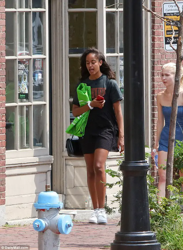 Malia Obama Says An Emotional Goodbye To Parents Barack And Michelle As She Checks Into Harvard Dorm