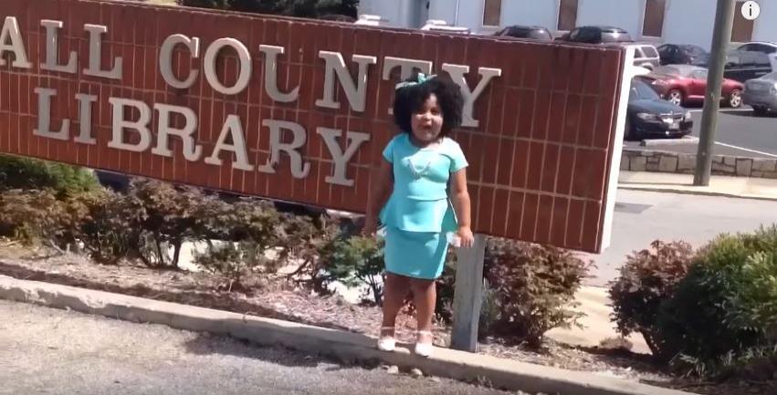 Cette fillette de 4 ans a déjà lu plus de 1000 livres (vidéo)