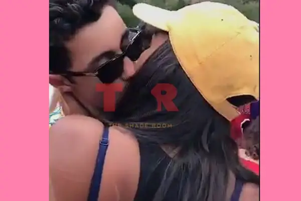 Sasha Obama embrasse un jeune homme pendant un festival et la toile s’enflamme. Photos