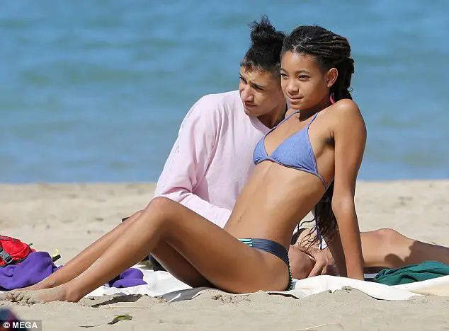 Willow And Jaden Smith Hit The Beach In Hawaii On Family Vacation