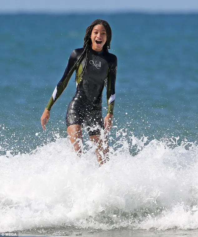 Willow And Jaden Smith Hit The Beach In Hawaii On Family Vacation