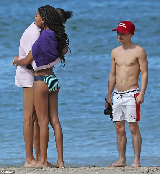 Willow And Jaden Smith Hit The Beach In Hawaii On Family Vacation