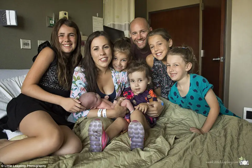 Dramatic Photos Capture The Moment A Mother-Of-Six Gave Birth In A Hospital Corridor