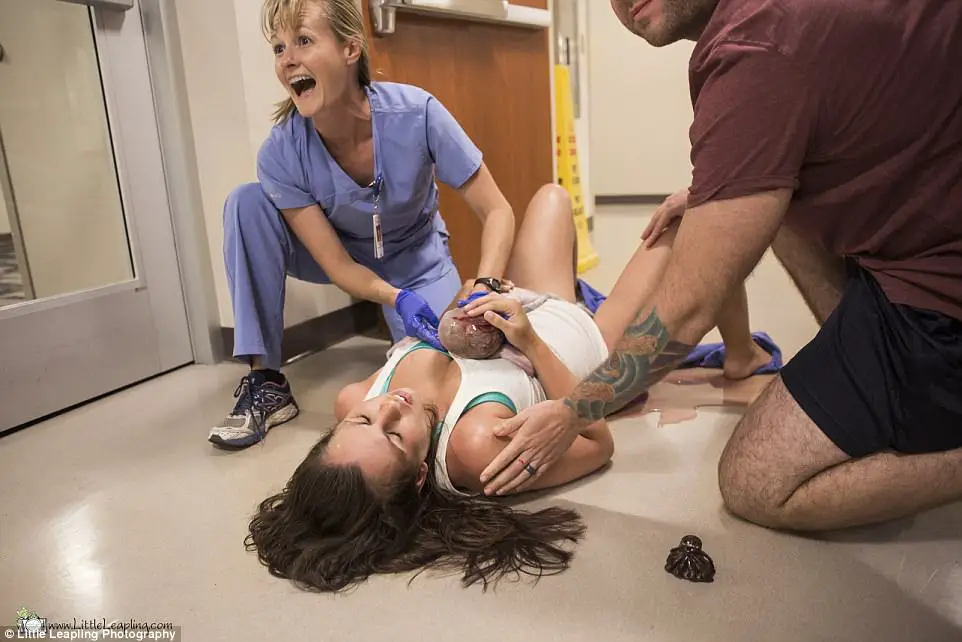 Dramatic Photos Capture The Moment A Mother-Of-Six Gave Birth In A Hospital Corridor