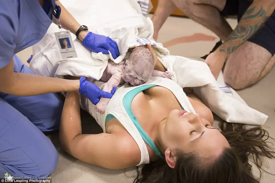 Dramatic Photos Capture The Moment A Mother-Of-Six Gave Birth In A Hospital Corridor