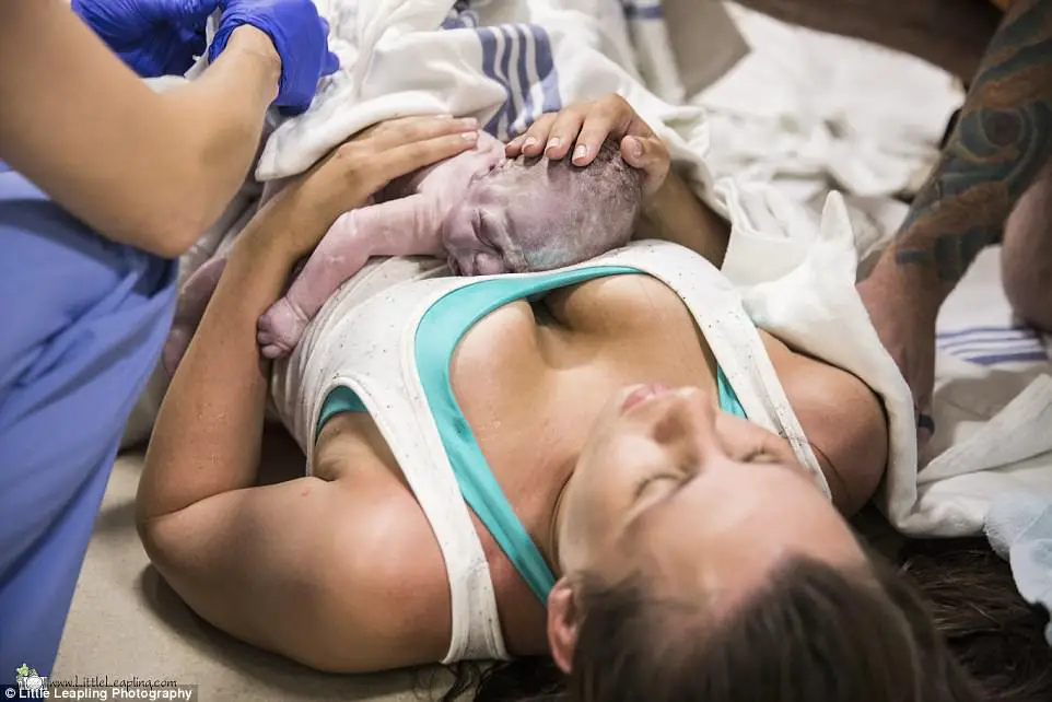 Dramatic Photos Capture The Moment A Mother-Of-Six Gave Birth In A Hospital Corridor
