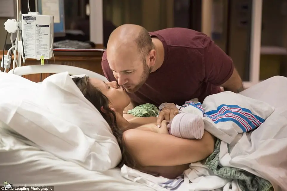 Dramatic Photos Capture The Moment A Mother-Of-Six Gave Birth In A Hospital Corridor