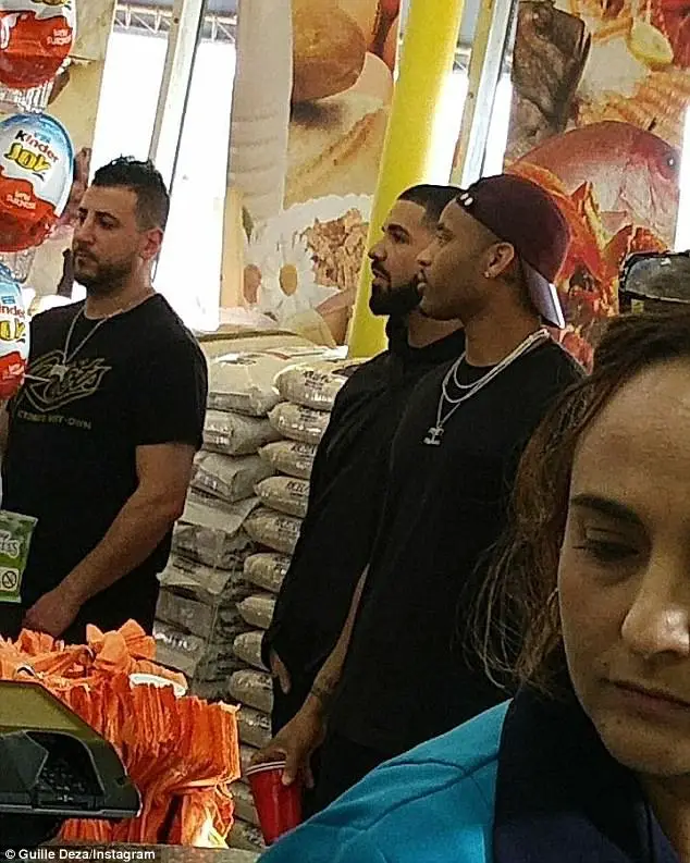 Drake Buys $50K Worth Of Groceries For Miami Fans! (Pics And Videos)