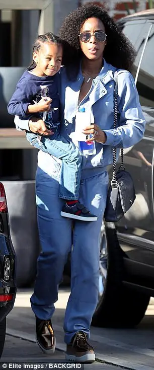 Kelly Rowland Carries Three-Year-Old Son Titan During Shopping Trip In LA