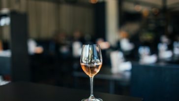 A Quick Guide to Serving Honey Wine at a Reunion