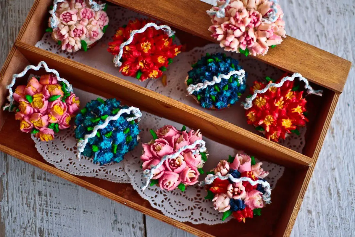 6 Tips for Making Beautiful Frosting Flowers