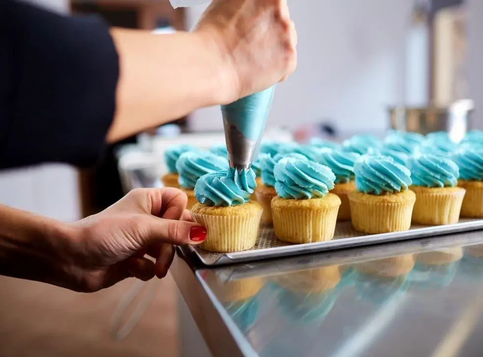 6 Tips for Making Beautiful Frosting Flowers