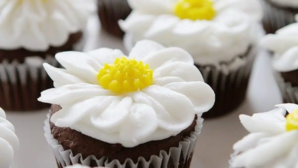 6 Tips for Making Beautiful Frosting Flowers