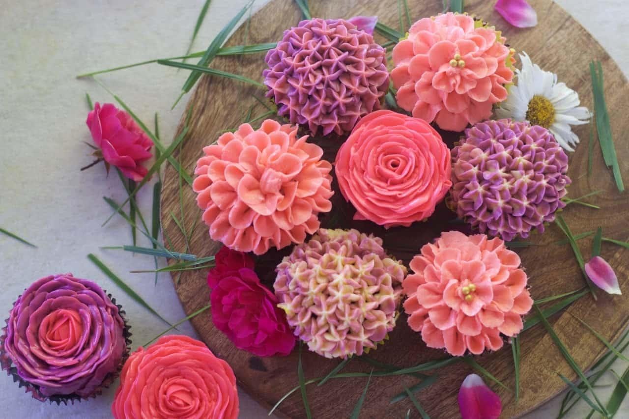6 Tips for Making Beautiful Frosting Flowers