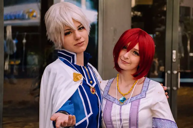 women wearing wig