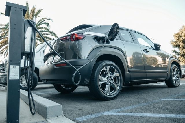 What are the Pros & Cons of Electric Vehicles in 2022?
