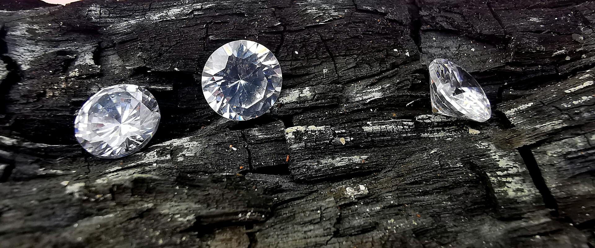 Best Settings to Make a 1 Carat Diamond Stand Out